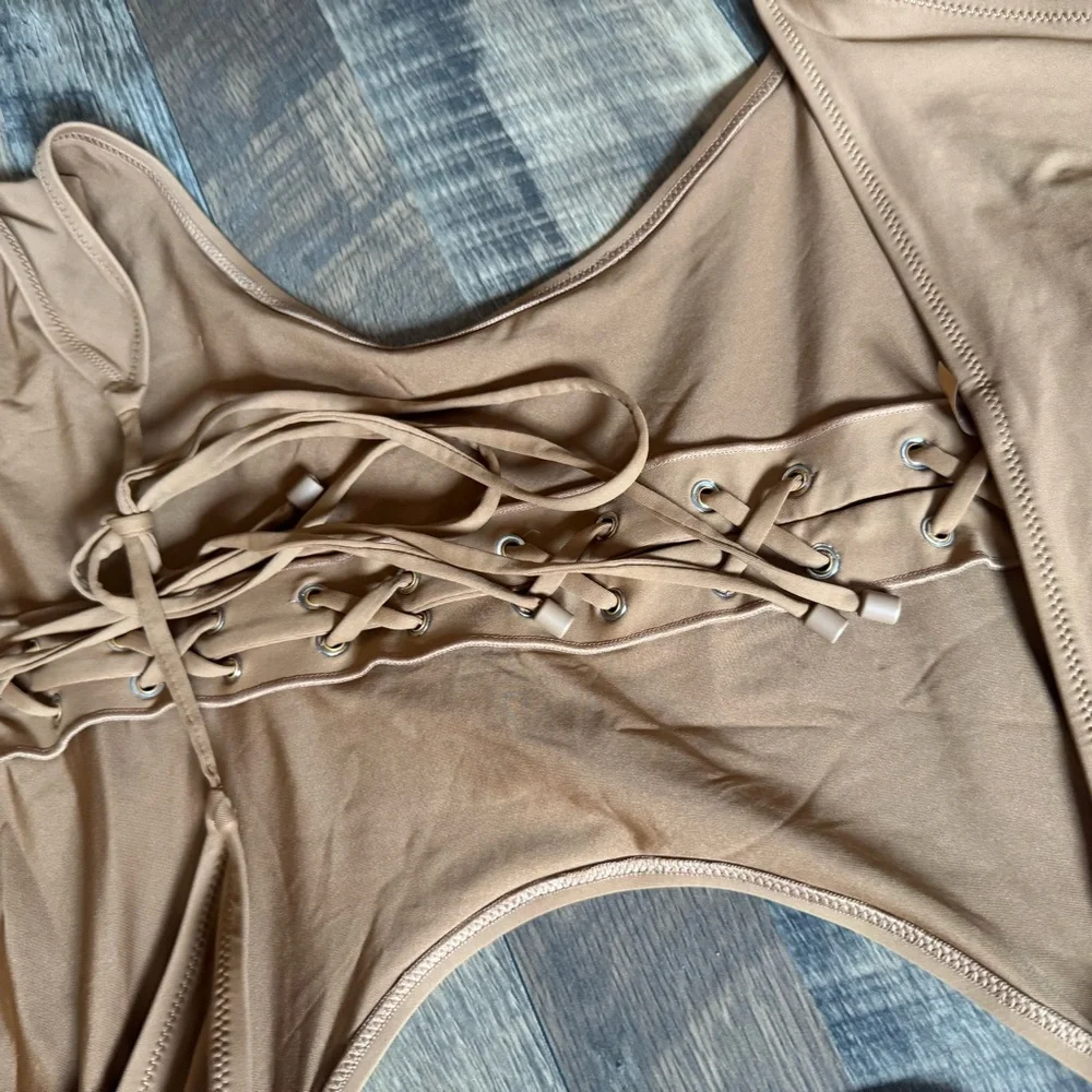 SKIMS chic tan